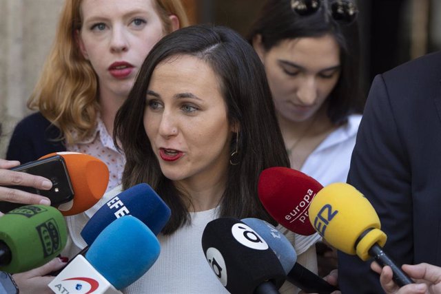 La ministra de Derechos Sociales y Agenda 2023, Ione Belarra, atiende a medios tras una reunión con el vicepresidente segundo y conseller de Vivienda en el Palau de Pineda