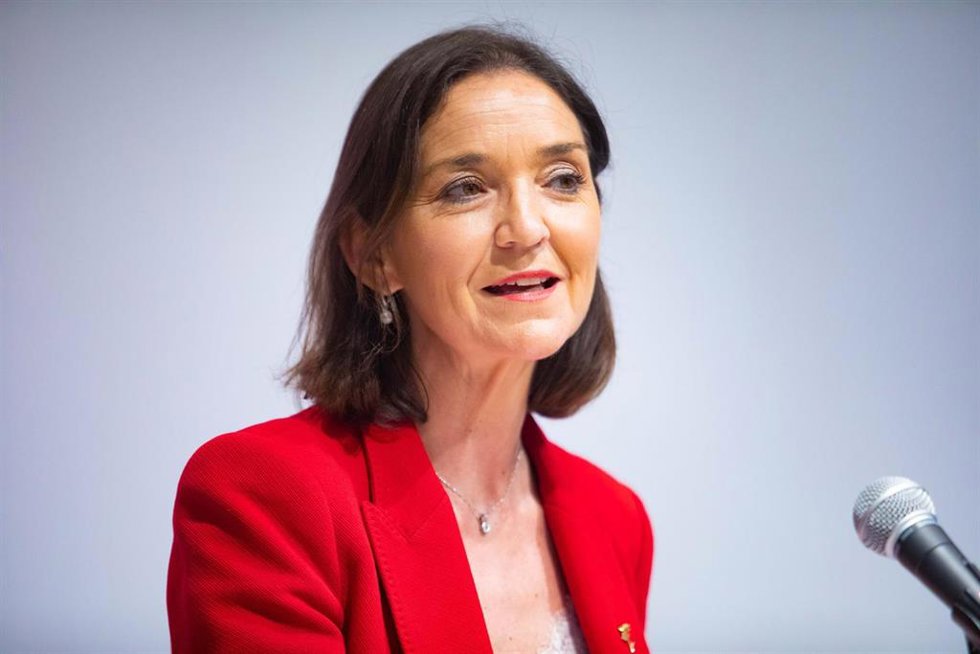 La ministra de Industria, Comercio y Turismo, Reyes Maroto, interviene durante la firma de la resolución del concurso de la parcela de Nissan en Zona Franca, a 13 de marzo de 2023, en Barcelona, Catalunya (España). El Consorcio de la Zona Franca de Barc