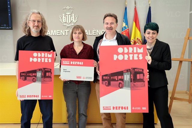 Archivo - El edil de Movilidad Sostenible en València y presidente de la EMT, Giuseppe Grezzi, presenta el nuevo bono social de la compañía 'EMT Refugi'.