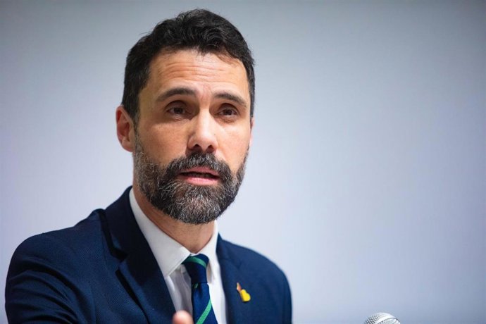 El conseller de Empresa y Trabajo y expresidente del Parlament, Roger Torrent, interviene durante la firma de la resolución del concurso de la parcela de Nissan en Zona Franca, a 13 de marzo de 2023, en Barcelona, Catalunya (España). El Consorcio de la 
