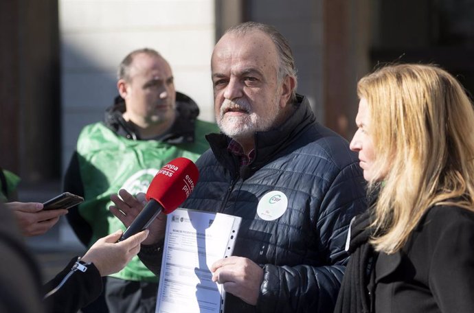 Archivo - El presidente de Sanidad de CSIF, Fernando Hontangas, ofrece declaraciones a los medios tras presentar firmas para que los sanitarios puedan acogerse a la jubilación anticipada, frente al Ministerio de Trabajo, a 3 de febrero de 2023, en Madri