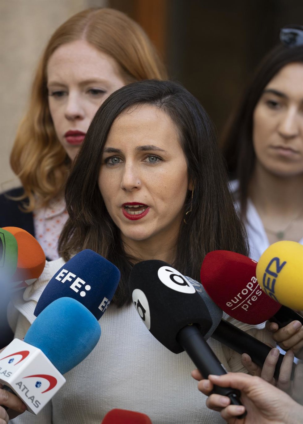 La ministra de Derechos Sociales y Agenda 2023, Ione Belarra, atiende a medios tras una reunión con el vicepresidente segundo y conseller de Vivienda en el Palau de Pineda