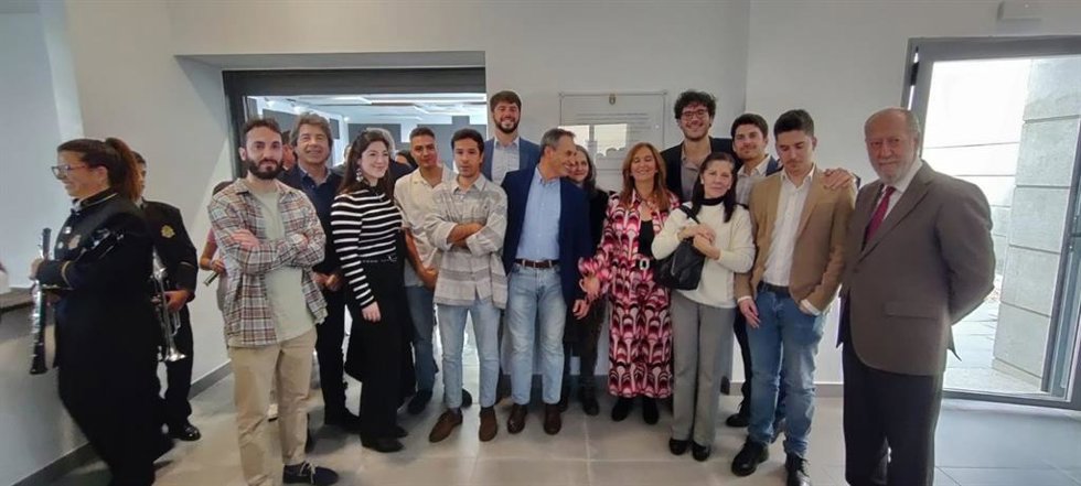 El presidente de la Diputación y la alcaldesa de Cantillana, con familiares de Gabriel Ríos Amores, con ocasión de la inauguración de la escuela de música.