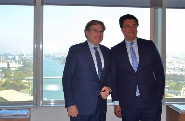 De izquierda a derecha, el presidente del Puerto de Sevilla, Rafael Carmona, con el CEO de Merlin Properties, Ismael Clemente.