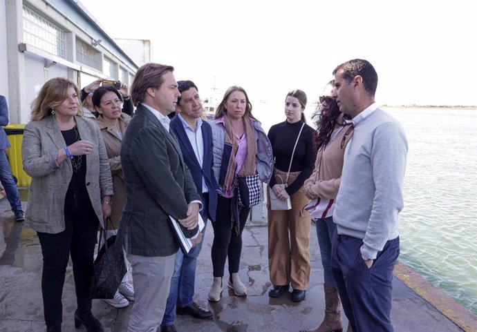 El secretario general del PP de Andalucía, Antonio Repullo, durante su visita a la lonja de Ayamonte (Huelva).