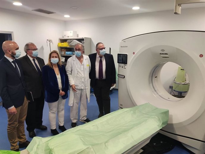 A la dcha, el consejero de Sanidad visita los nuevos equipamientos del Hospital de Soria