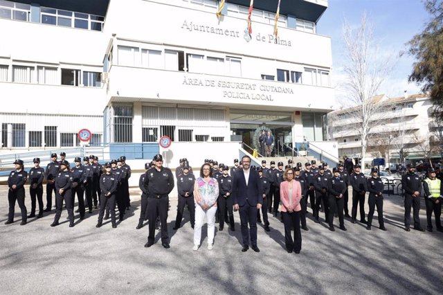José Hila, Joana Adrover, José Luis Carque y María del Carmen Iglesias posan con los cincuenta nuevos agentes de Policía Local de Palma.