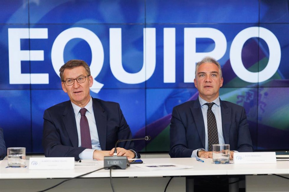 El presidente del Partido Popular, Alberto Núñez Feijóo (i) y el coordinador general del Partido Popular, Elías Bendodo (d), durante la reunión del Comité Ejecutivo Nacional, en la sede nacional del PP, a 13 de marzo de 2023, en Madrid (España). Feijóo