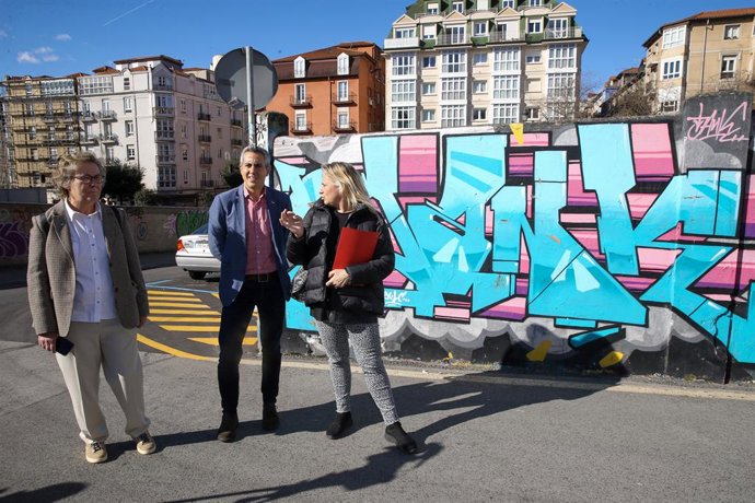 El vicepresidente,, Pablo Zuloaga, con las directoras generales de Juventud, Marina Bolado, y Acción Cultural, Gema Agudo, gfrente a un grafiti en Puertochico