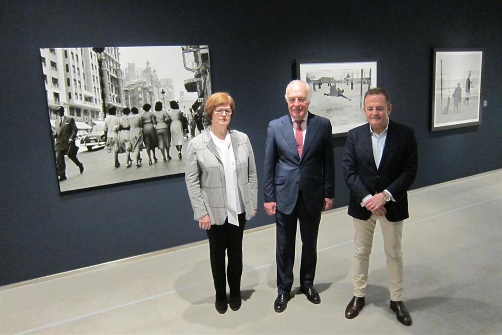 El director general de Fundación Ibercaja, José Luis Rodrigo, la directora del Museo Goya, Charo Añaños, y el coleccionista y propietario de las obras, Julián Castilla, en la presentación de la muestra.