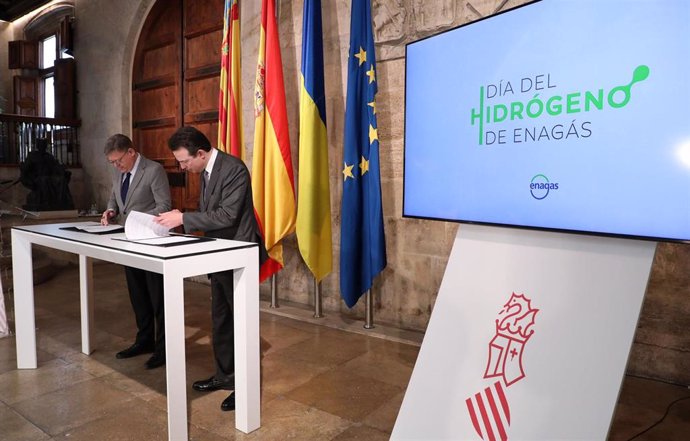 El presidente de la Generalitat, Ximo Puig, y el consejero delegado de Enagás, Arturo Gonzalo, firman un convenio de colaboración para desarrollar el hidrógeno verde en la Comunitat