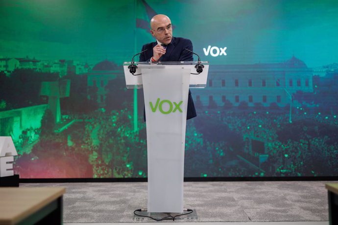 El portavoz del Comité de Acción Política de Vox, Jorge Buxadé, durante una rueda de prensa, en la sede de VOX, a 13 de marzo de 2023, en Madrid (España). La rueda de prensa ha tenido lugar después que la presidenta del Congreso, haya confirmado las fec