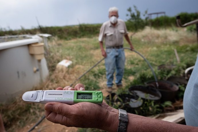 Archivo - Greenpeace reparte por toda España medidores de nitratos entre comunidades rurales para que puedan medir la calidad de sus aguas.