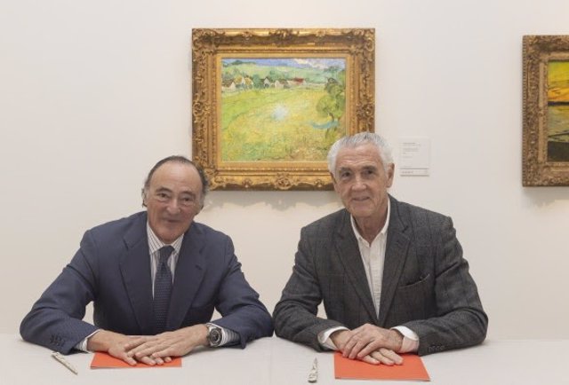 El director gerente del museo, Evelio Acevedo (dcha) junto con el presidente de Bankinter, Pedro Guerrero.