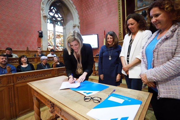 La presidenta del IMAS, Sofia Alonso, firma la concertación de 208 plazas de acogida residencial para menores con medidas de protección, en presencia de la presidenta del Consell de Mallorca, Catalina Cladera.