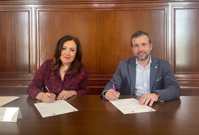 Catalina Madueño y Julio Millán firman el protocolo para la atención de personas migrantes