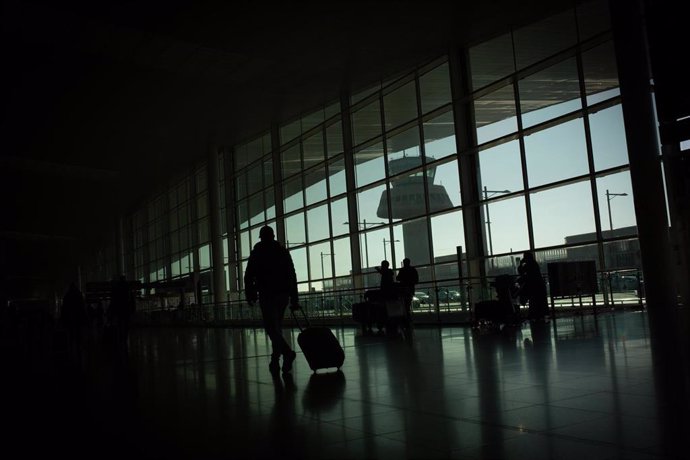 Archivo - Varias personas caminan con su equipaje en el Aeropuerto de Barcelona-El Prat, a 19 de noviembre de 2021, en El Prat de Llobregat, Barcelona, Catalunya (España).