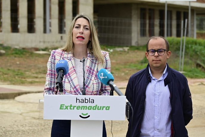 La presidenta del PP extremeño, María Guardiola, y el alcalde de Perales del Puerto, Andrés Manzano