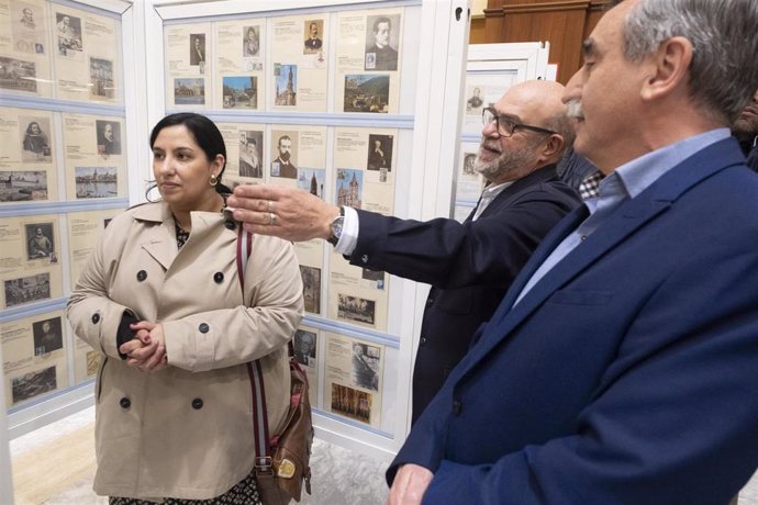 La oficina de Correos de Cádiz acoge una exposición filatélica dedicada a los escritores hispanos en la historia