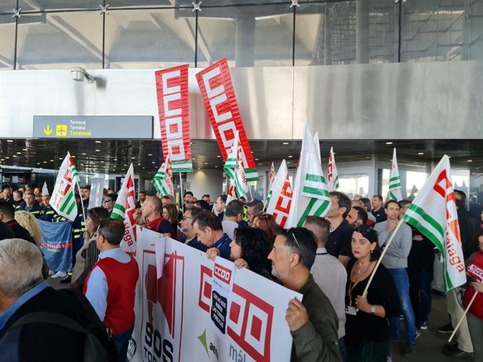 Concentración contra la privatización de la torre de control de Málaga