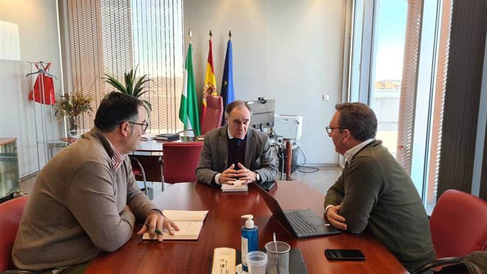 Reunión del candidato del PP a la Alcaldía de El Cuervo con el delegado territorial de Empleo, en la sede de la Delegación.