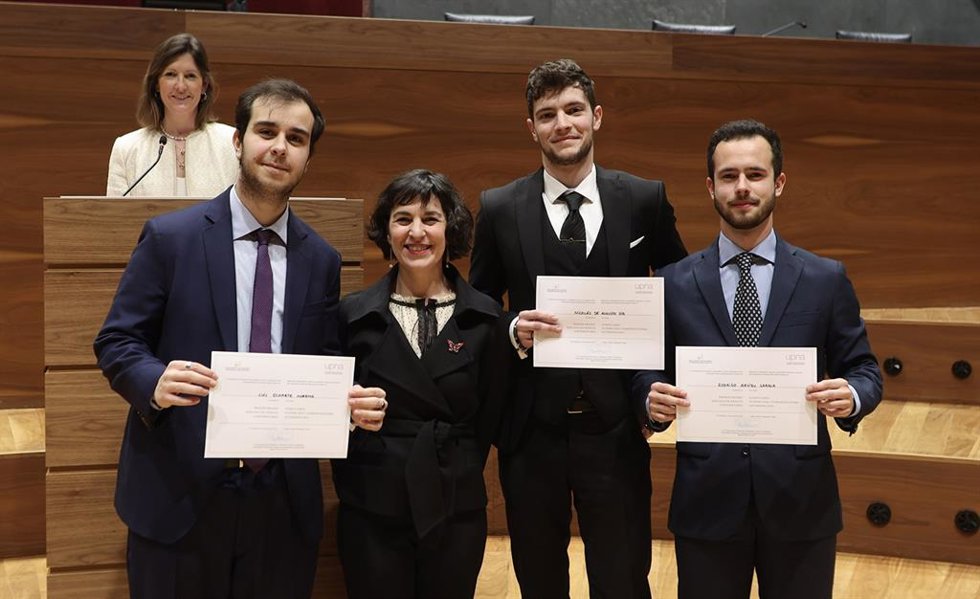 El equipo ganador. De izda. A dcha., Luis Echarte, Gurutze Pérez Artieda (directora del área de Divulgación de la UPNA), Nicolás de Augusto Oiz y Rodrigo Arvizu Sarasa.