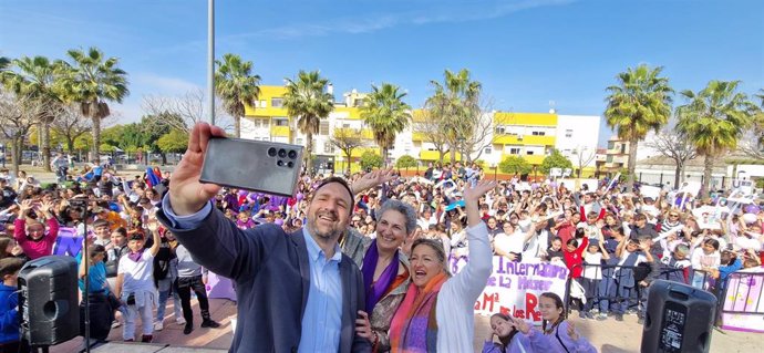 Más de 1.500 estudiantes de los centros educativos de Torreblanca acuden a la Marcha por la Igualdad