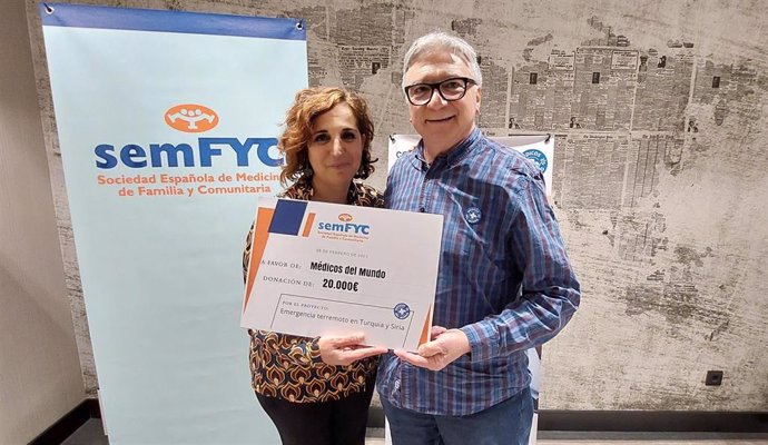 El presidente de Médicos del Mundo, José Fernández, con la presidenta de la Sociedad Española de Medicina Familiar y Comunitaria, Remedios Martín.