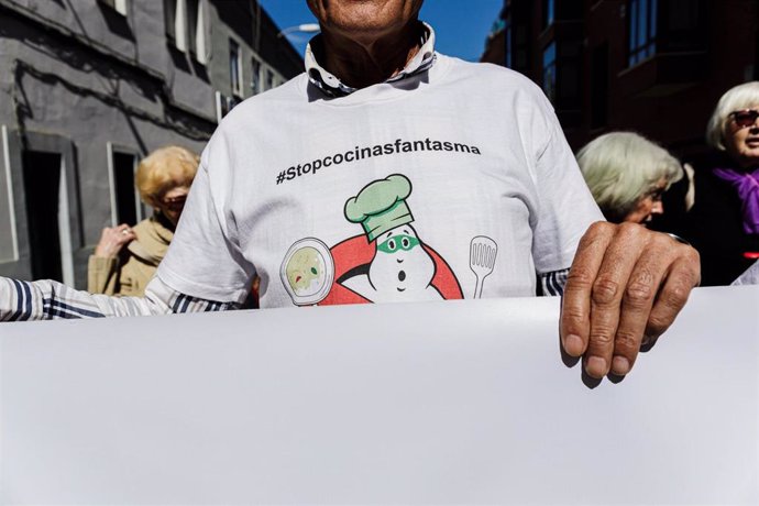 Varias personas de agrupaciones vecinales protestan contra las Cocinas Fantasma, frente a una de ellas en el distrito de Tetuán, a 12 de marzo de 2023, en Madrid (España). Estos negocios tienen interpuestas demandas exigiendo el cierre de todas las coci
