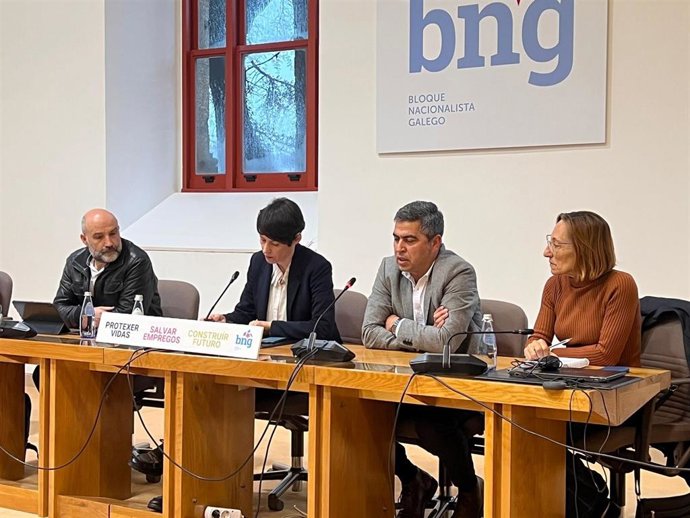 Reunión de la portavoz nacional del BNG, Ana Pontón, junto a otros dirigentes (Néstor Rego y Rosana Pérez) con el presidente, Torcuato Teixeira, y otros miembros de la Plataforma en defensa de la pesca. Parlamento.