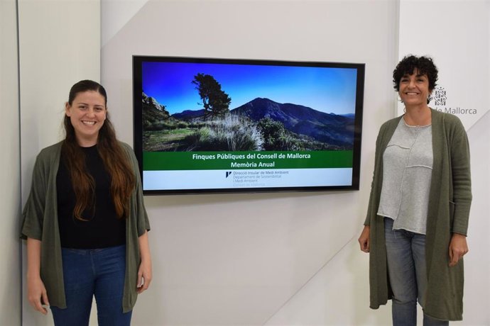 La consellera insular de Sostenibilidad y Medio Ambiente, Aurora Ribot, y la directora insular de Medio Ambiente, Inmaculada Férriz.
