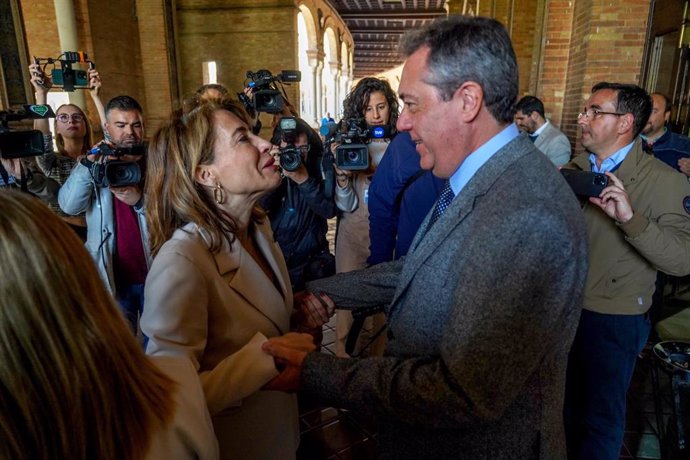 La ministra de Transportes, Raquel Sánchez, saluda a el secretario general del PSOE de Andalucía, Juan Espadas, antes del acto de presentación sobre actuaciones del Ministerio en la autopista AP-4.