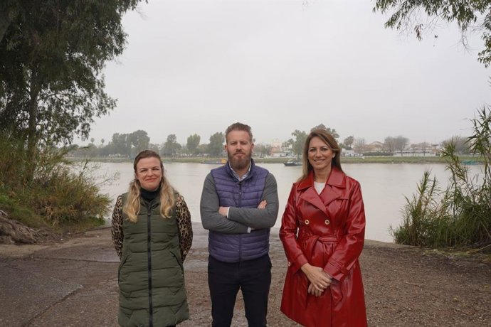 Adrián Trashorras, con Reyes Romero, junto al Guadalquivir.