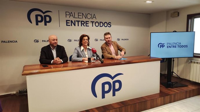 El vicesecretario autonómico de Acción Parlamentaria del PP de Castilla y León, Javier Lacalle y la presidenta del PP de Palencia, Ángeles Armisén.