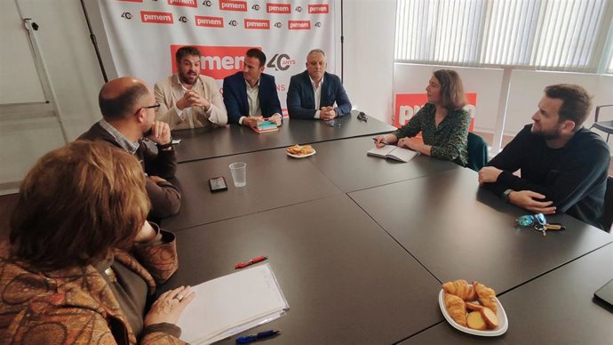 Representantes de MÉS y Pimem, durante el encuentro.