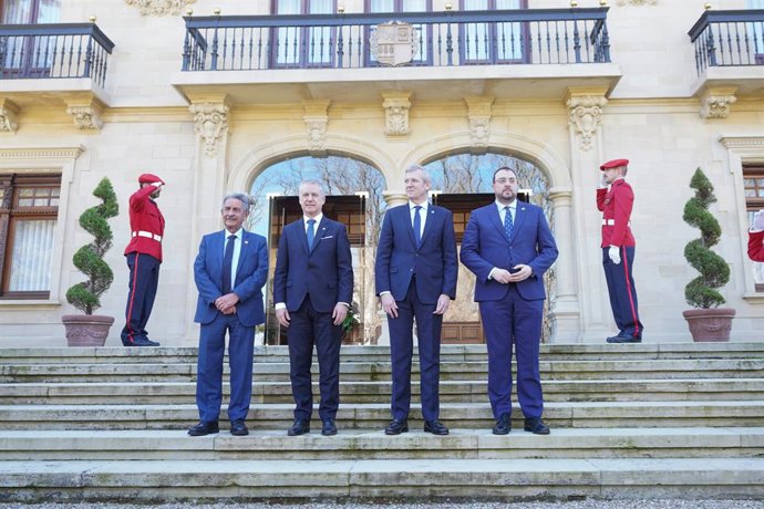 (I-D) El presidente de Cantabria, Miguel Ángel Revilla (PRC); el Lehendakari, Iñigo Urkullu; el presidente de la Xunta de Galicia, Alfonso Rueda, y el presidente del Principado de Asturias, Adrián Barbón, posan a su llegada a una reunión para tratar los