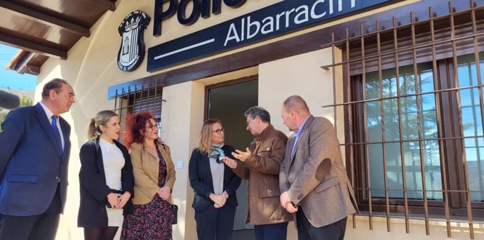 La consejera de Presidencia y Relaciones Institucionales del Gobierno de Aragón, , Mayte Pérez,  durante la inauguración de la nueva comisaría de Policía Local de Albarracín (Teruel).