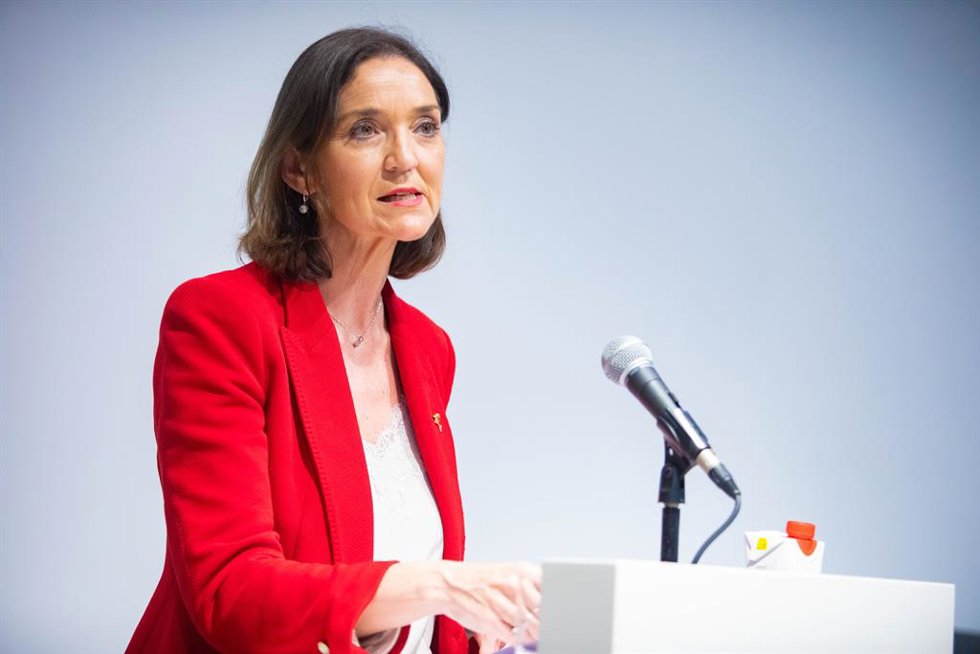 La ministra de Industria, Comercio y Turismo, Reyes Maroto, interviene durante la firma de la resolución del concurso de la parcela de Nissan en Zona Franca, a 13 de marzo de 2023, en Barcelona, Catalunya (España). El Consorcio de la Zona Franca de Barc