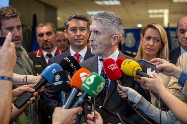 El ministro del Interior, Fernando Grande-Marlaska, en declaraciones a medios tras la inauguración de las nuevas instalaciones de la Unidad de Documentación de la Policía Nacional en El Vendrell (Tarragona)