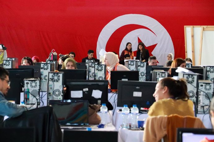 Archivo - Recuento de votos durante las elecciones al parlamento tunecino en diciembre de 2022