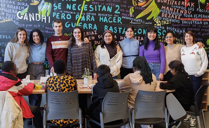 Imagen de una de las reuniones iniciales celebradas en la UPNA entre participantes y niños y niñas mentorizados.