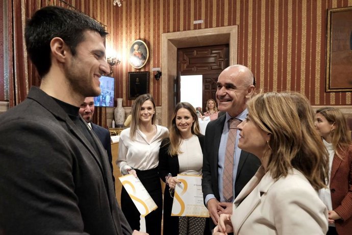 El alcalde de Sevilla, Antonio Muñoz, en la entrega de los galardones de la X edición del Premio Joven a la Cultura Científica.