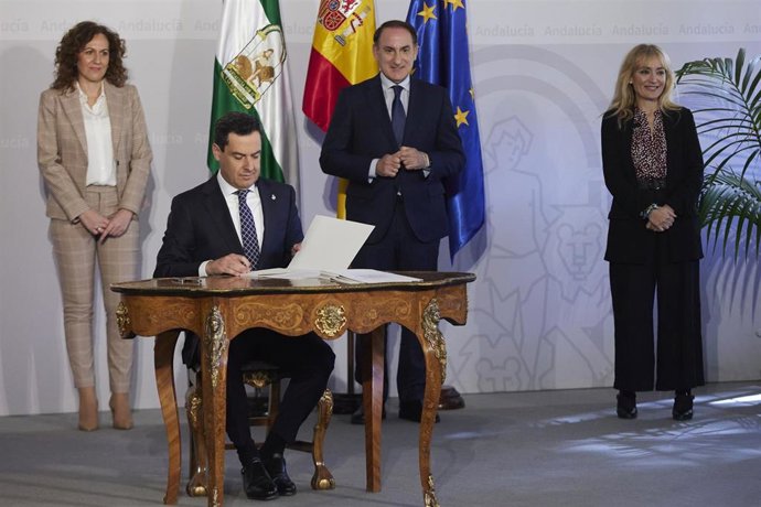 El presidente de la Junta de Andalucía, Juanma Moreno, durante la firma del Pacto Social y Económico por el Impulso de Andalucía en el Palacio de San Telmo, a 13 de marzo de 2023 en Sevilla (Andalucía, España). El presidente de la Junta de Andalucía, Ju