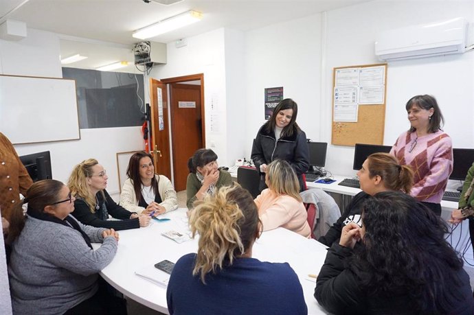 La delegada de Empleo en Córdoba, María Dolores Gálvez, en una reunión con mujeres.