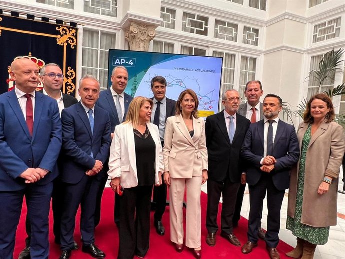 El presidente de la Diputación de Cádiz, Juan Carlos Ruiz Boix, califica de "necesaria" el anuncio de un tercer carril en la autopista AP-4 que une Cádiz con Sevilla