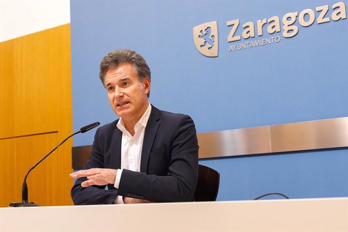 El consejero de Urbanismo, Víctor Serrano, durante una rueda de prensa en el Consistorio.