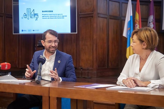 La rectora de la ULL, Rosa Aguilar, y el viceconsejero de la Presidencia del Gobierno de Canarias, Antonio Olivera
