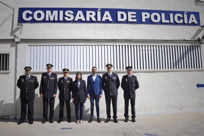 Mercedes González, en el centro de la imagen, visita a Unidad de Familia y Mujer (UFAM) de la Comisaría de Torrejón de Ardoz.