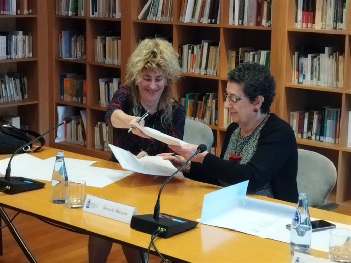 Constanza Tobio firma con el Consello de Cultura Galega la cesión del fondo de su padre y donará el diario de su madre