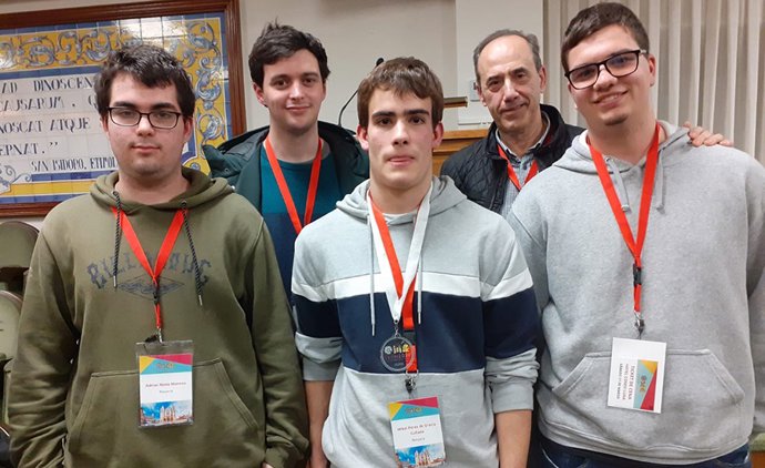 Adrián Nieto Moreno, Mikel Pérez de Gracia Cuñado (medalla de plata) y Pablo Lecumberri Irisarri. En la fila de atrás, de izda. A dcha., Ander Lamaison Vidarte y Gustavo Ochoa (preparadores).